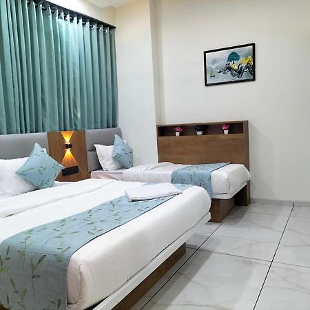 Hotel Paris Plaza Ahmedabad Esterno foto