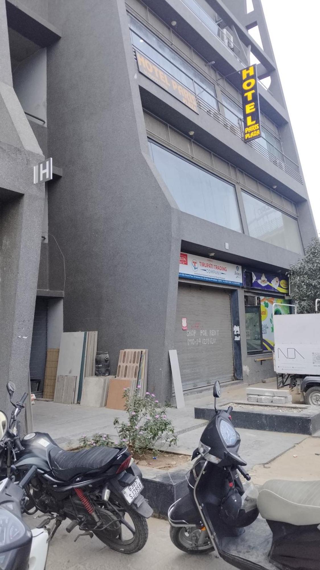 Hotel Paris Plaza Ahmedabad Esterno foto