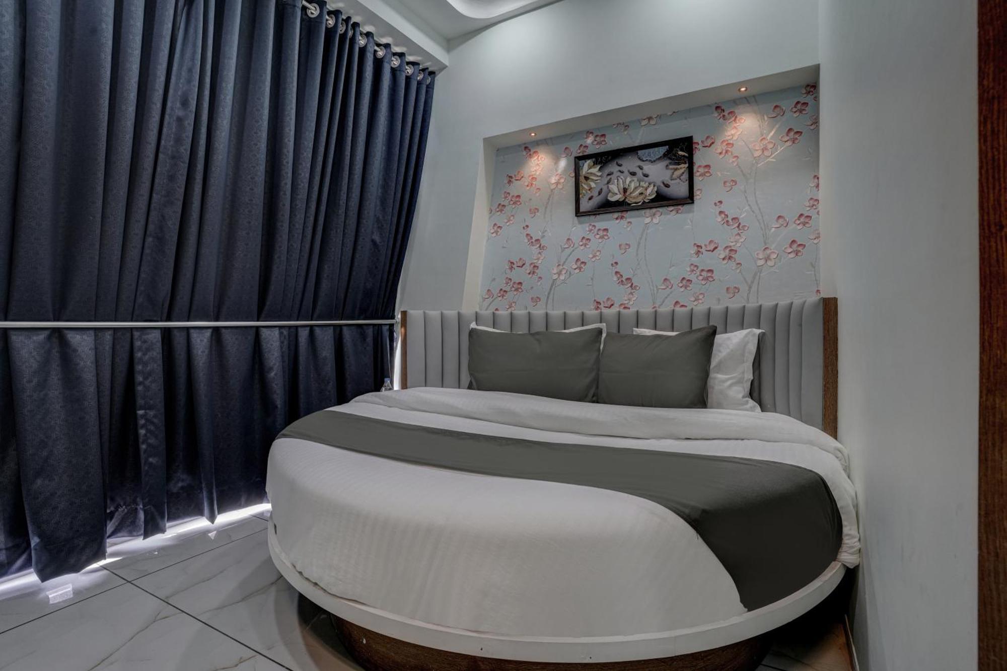 Hotel Paris Plaza Ahmedabad Esterno foto
