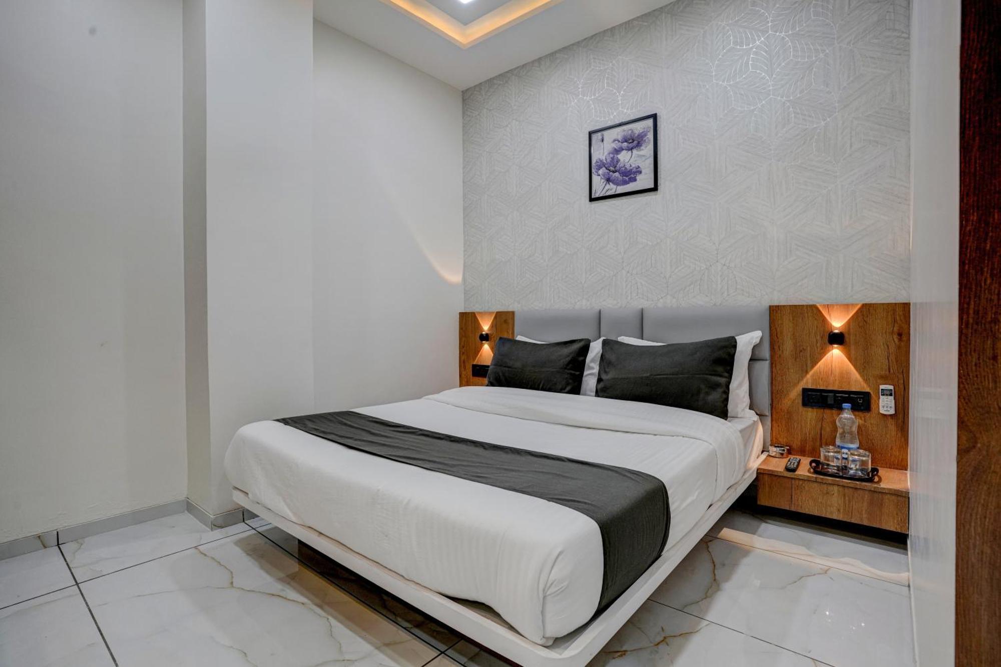 Hotel Paris Plaza Ahmedabad Esterno foto