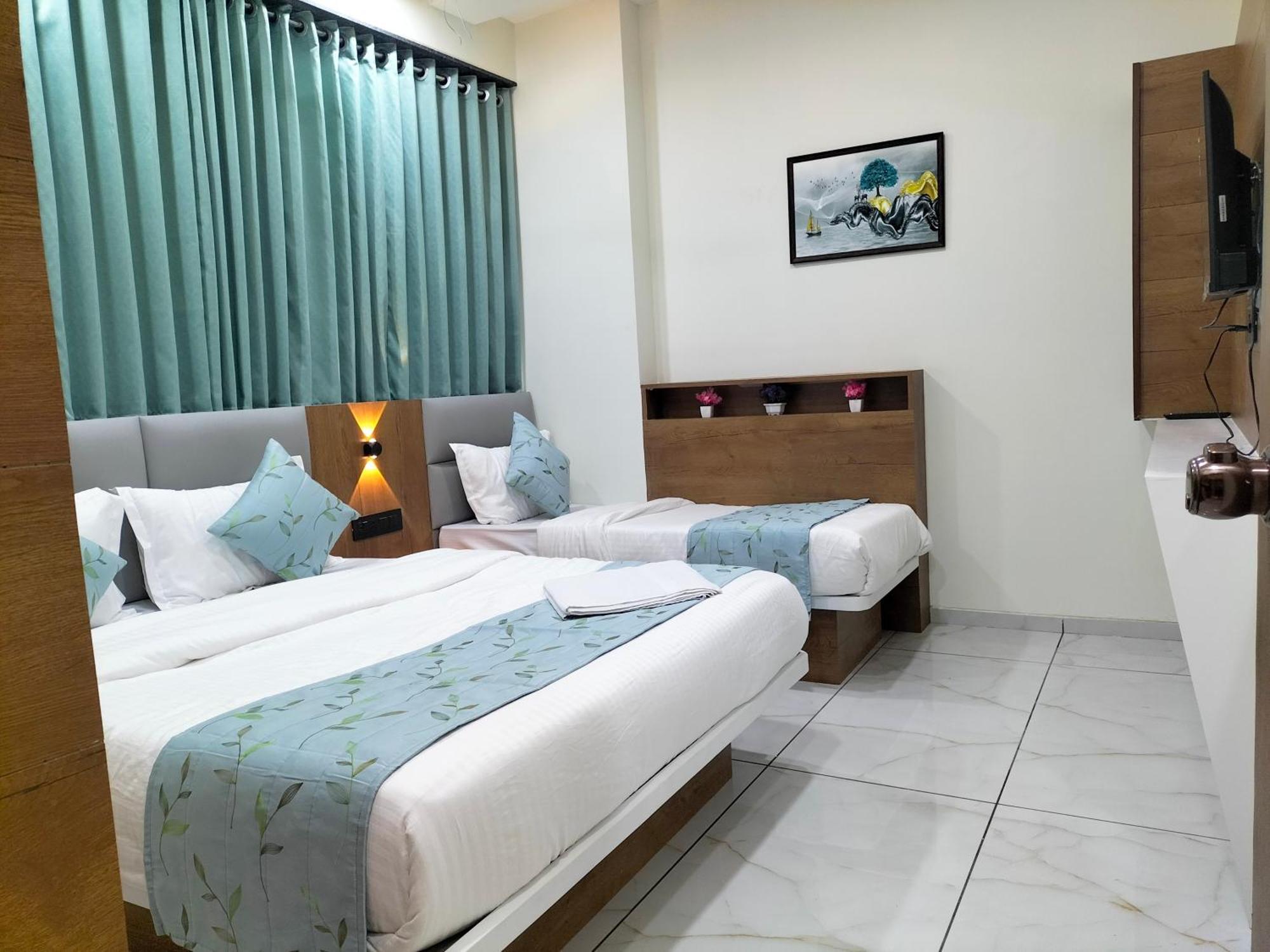 Hotel Paris Plaza Ahmedabad Esterno foto