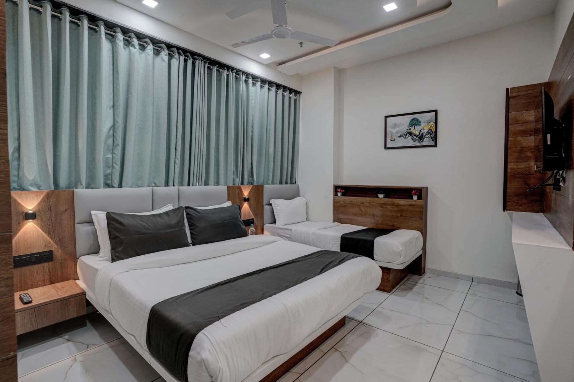 Hotel Paris Plaza Ahmedabad Esterno foto