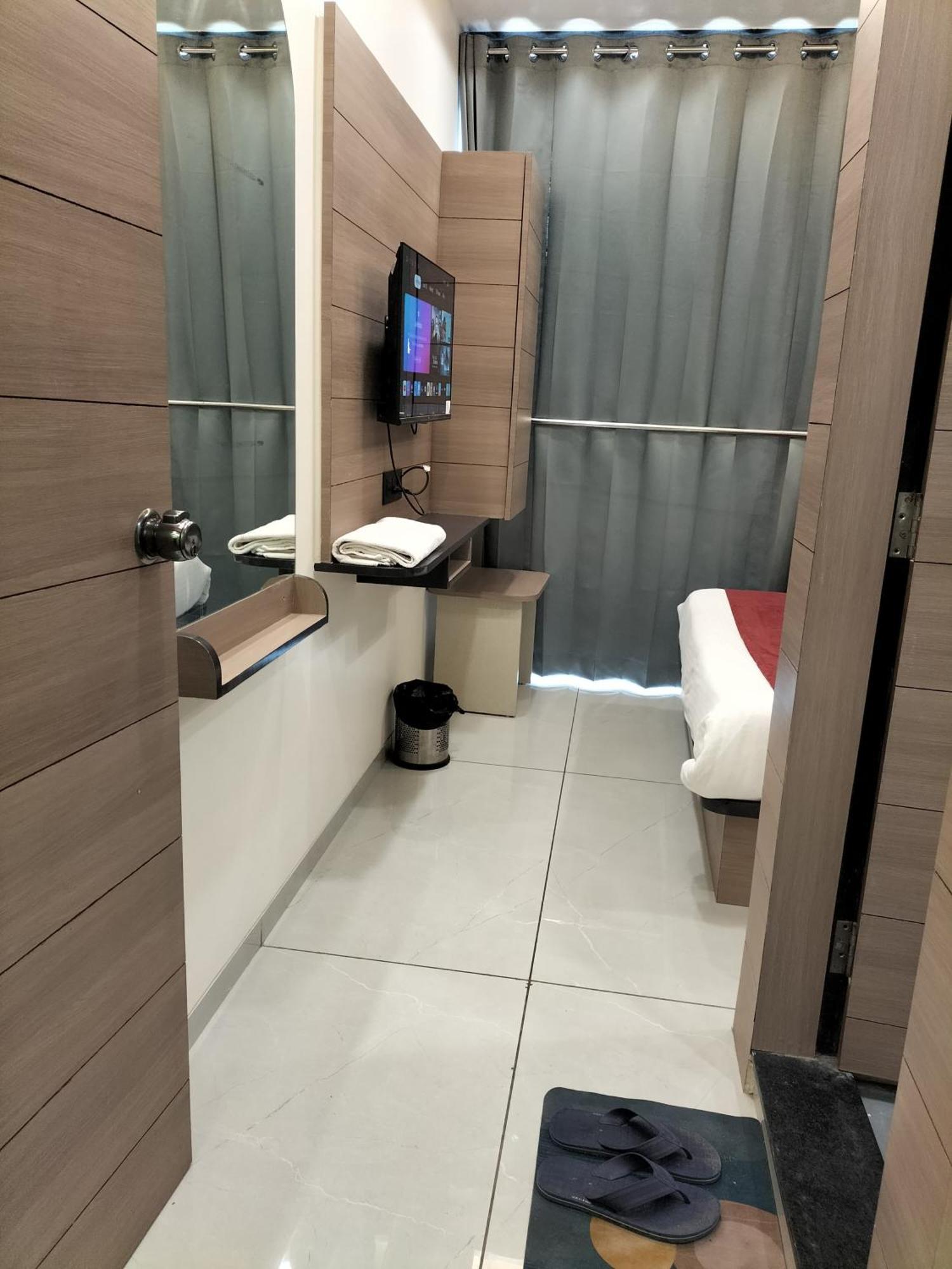 Hotel Paris Plaza Ahmedabad Esterno foto