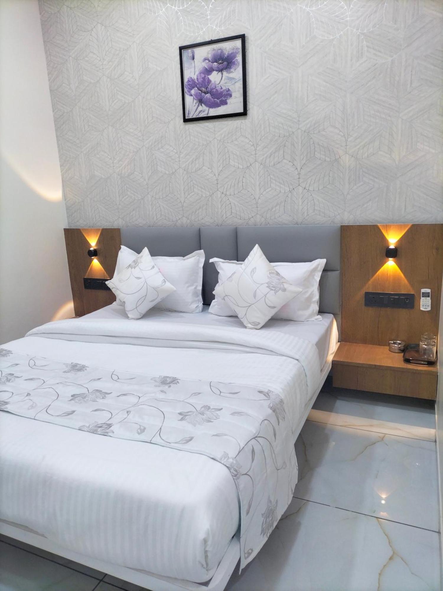 Hotel Paris Plaza Ahmedabad Esterno foto