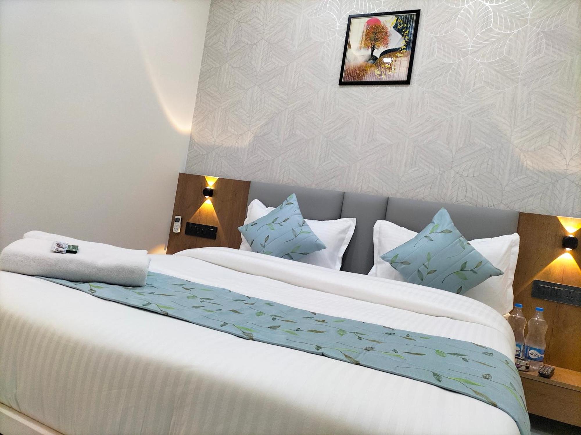 Hotel Paris Plaza Ahmedabad Esterno foto