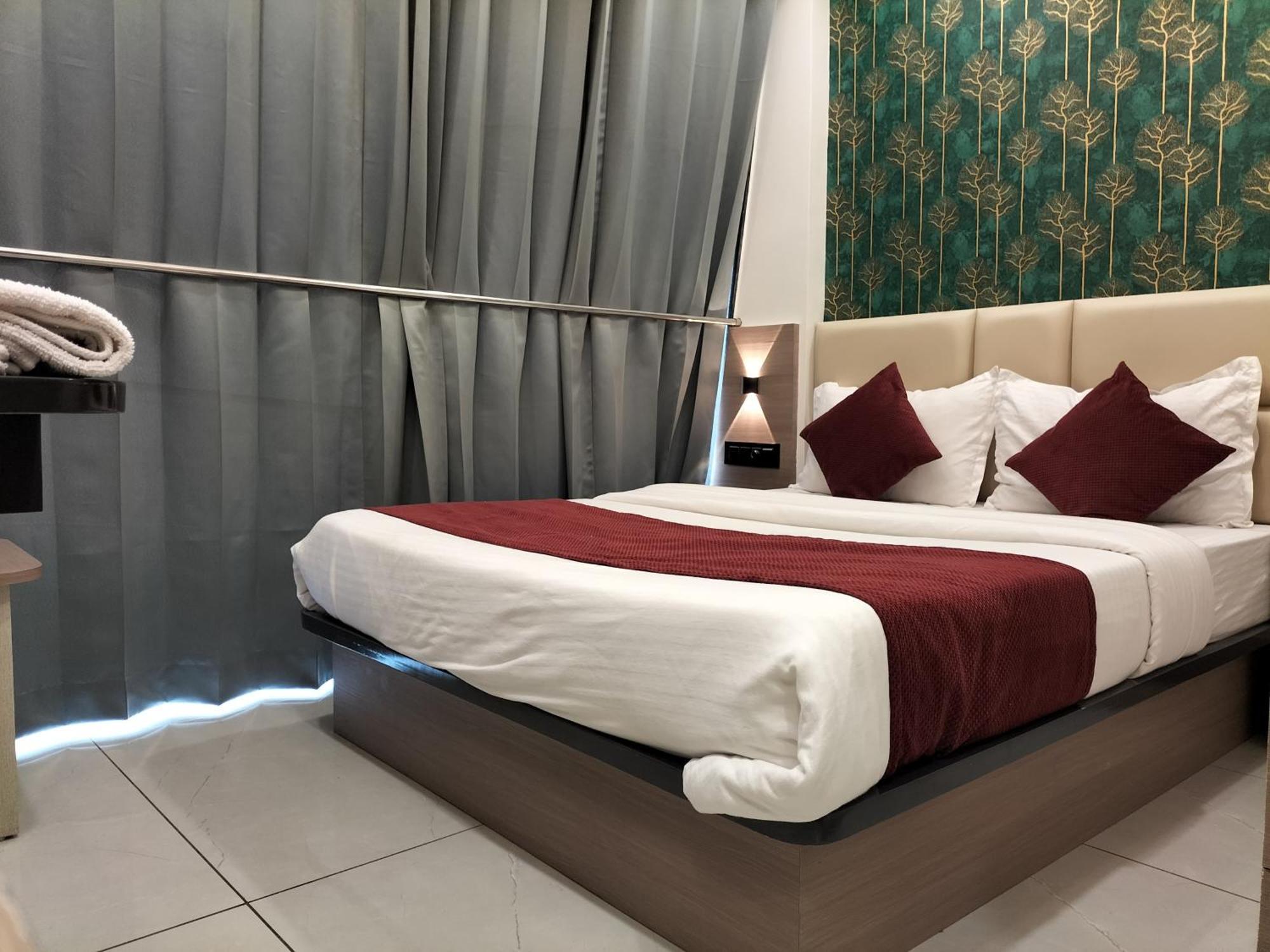 Hotel Paris Plaza Ahmedabad Esterno foto