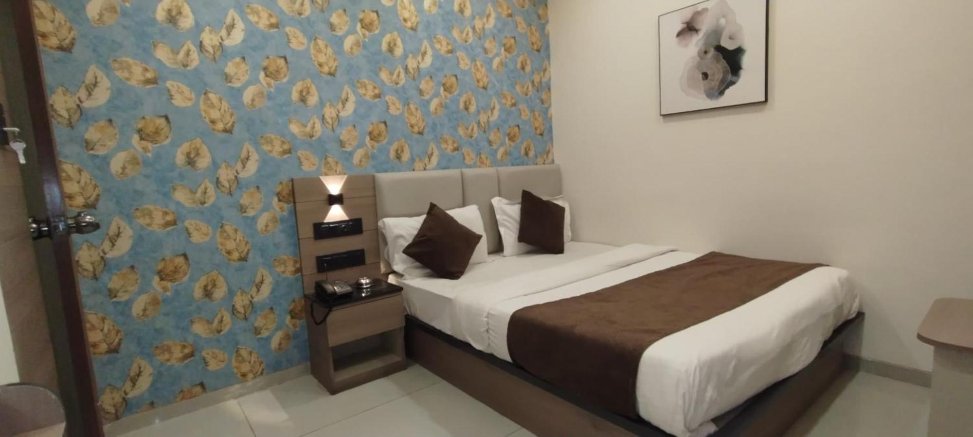 Hotel Paris Plaza Ahmedabad Esterno foto