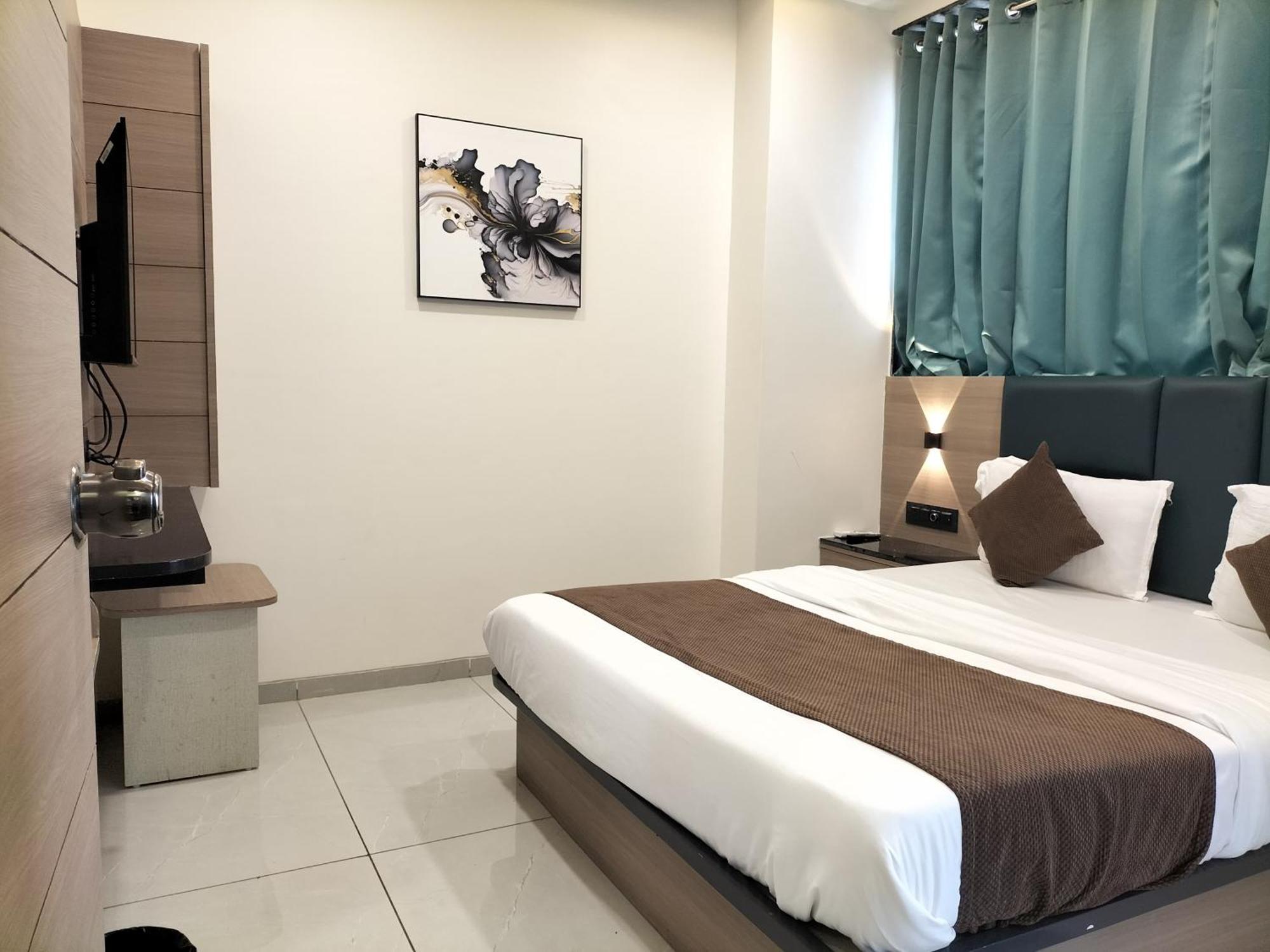 Hotel Paris Plaza Ahmedabad Esterno foto