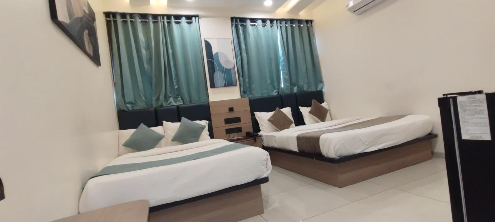Hotel Paris Plaza Ahmedabad Esterno foto