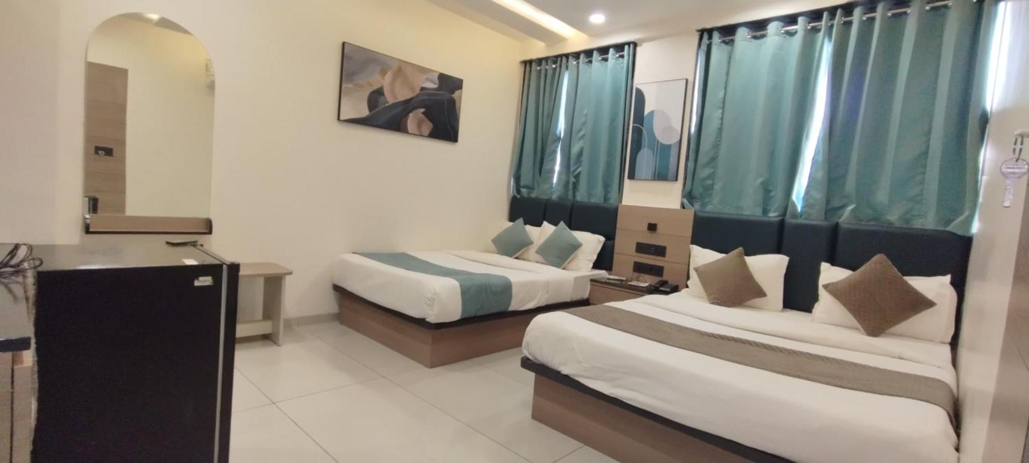 Hotel Paris Plaza Ahmedabad Esterno foto