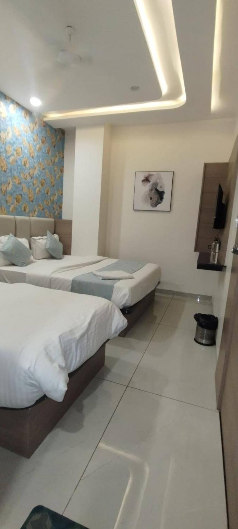 Hotel Paris Plaza Ahmedabad Esterno foto