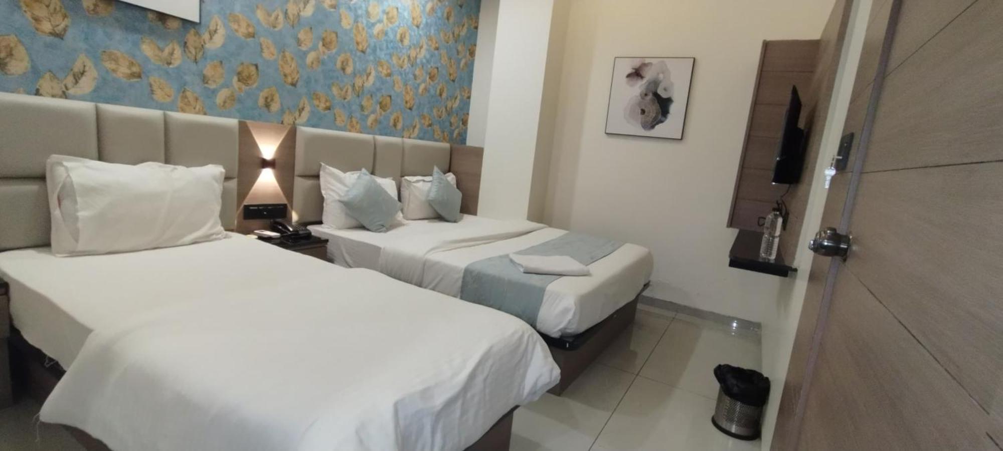 Hotel Paris Plaza Ahmedabad Esterno foto