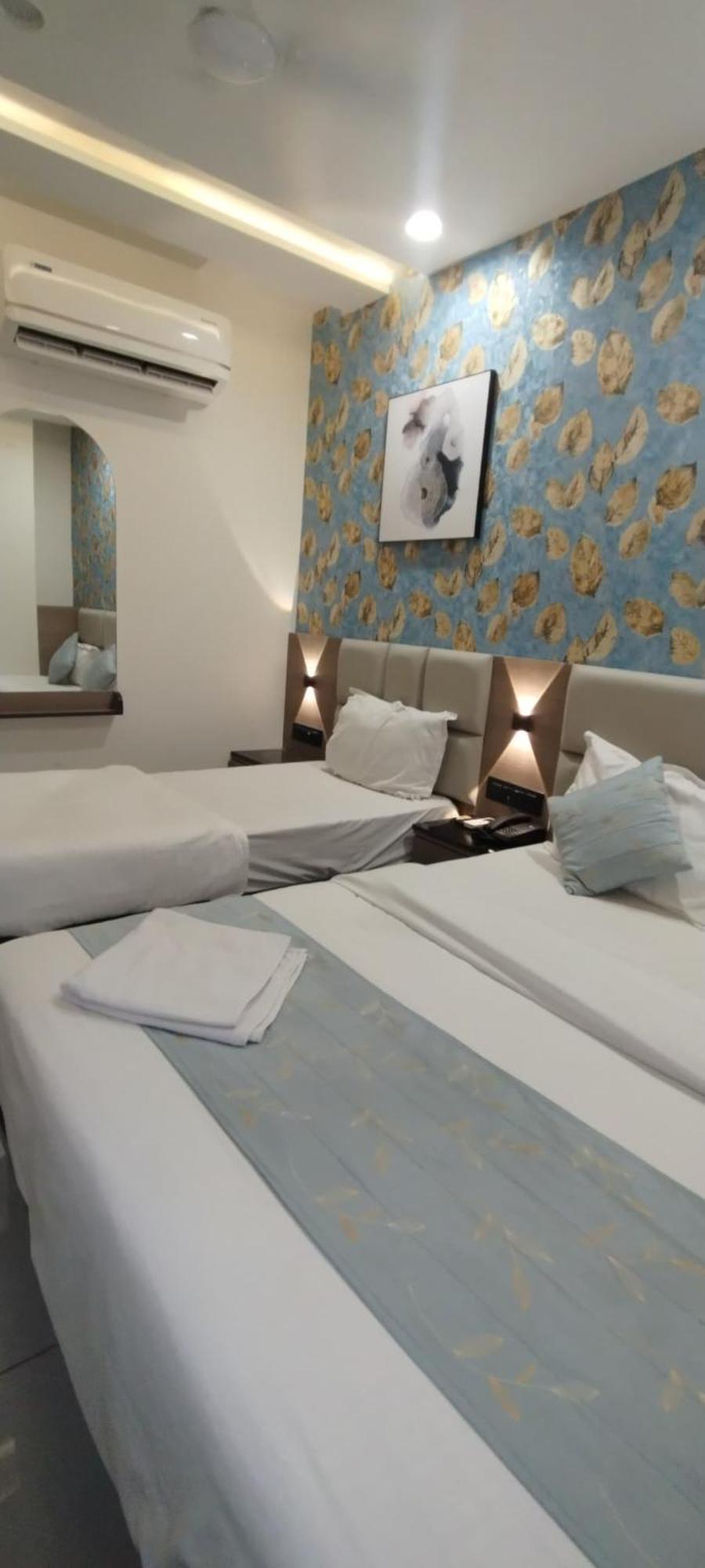 Hotel Paris Plaza Ahmedabad Esterno foto