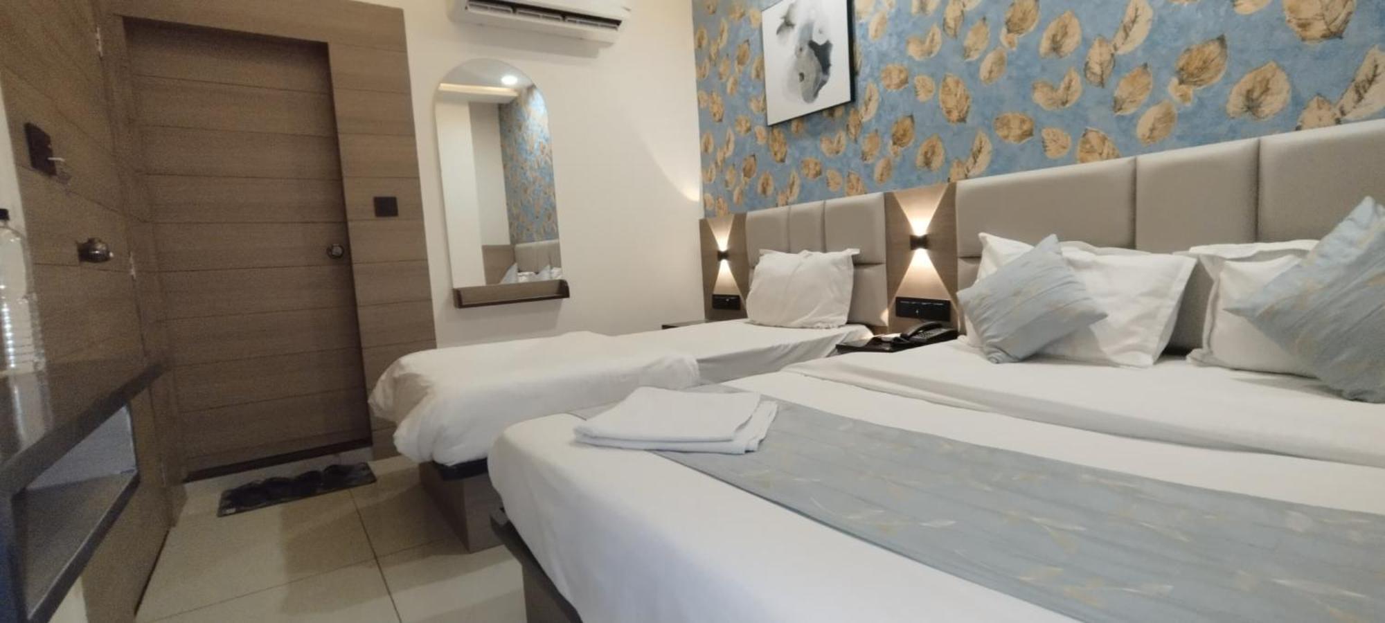 Hotel Paris Plaza Ahmedabad Esterno foto