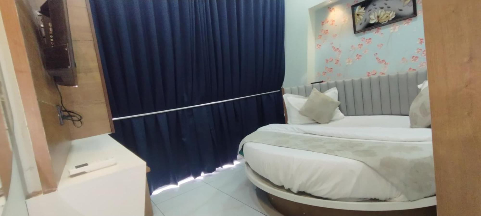 Hotel Paris Plaza Ahmedabad Esterno foto