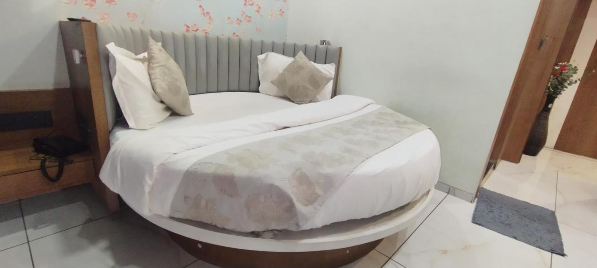 Hotel Paris Plaza Ahmedabad Esterno foto