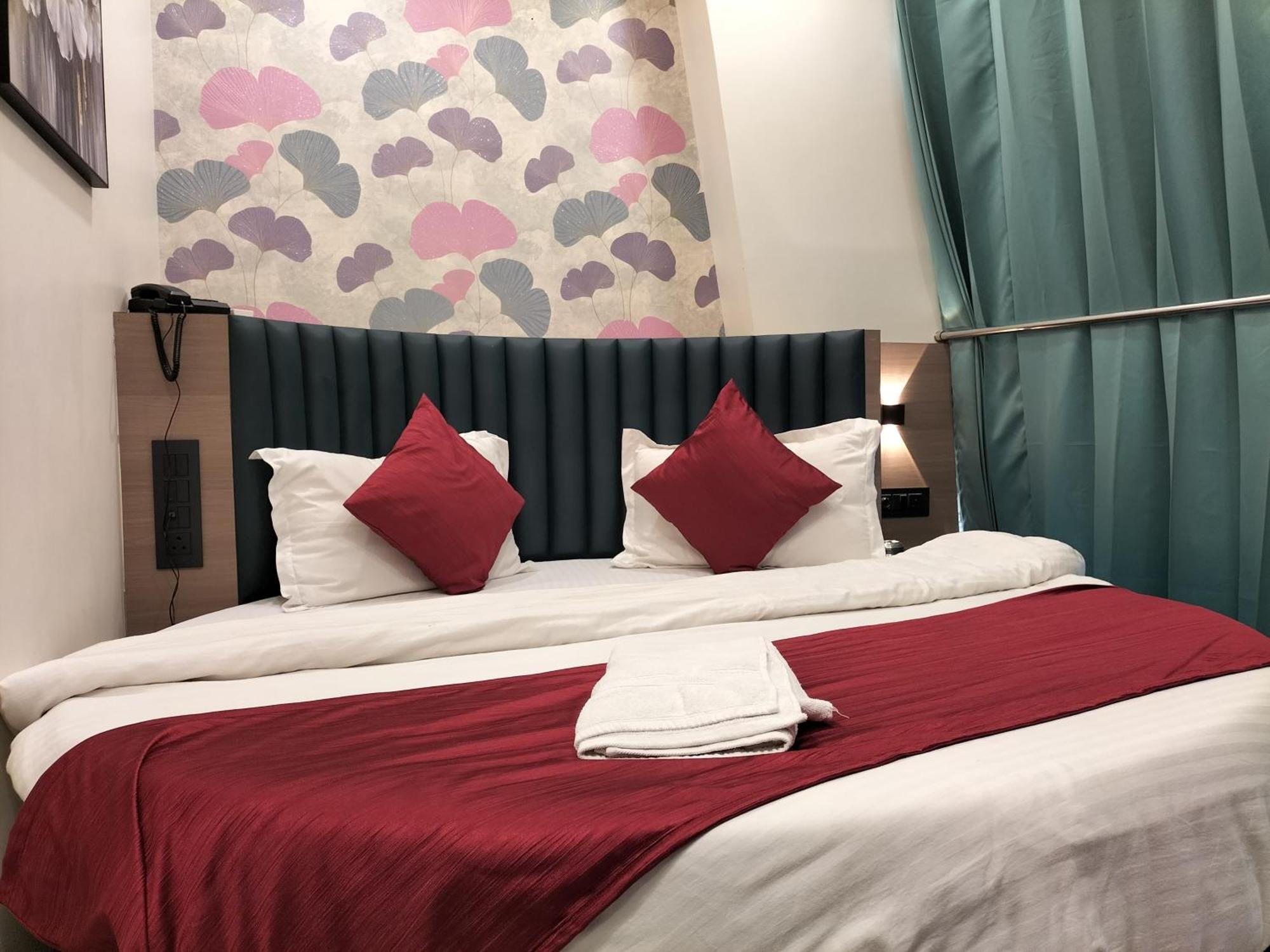 Hotel Paris Plaza Ahmedabad Esterno foto
